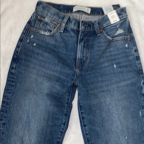 🔥 Ripped Mid Rise Boyfriend Jeans 🔥​